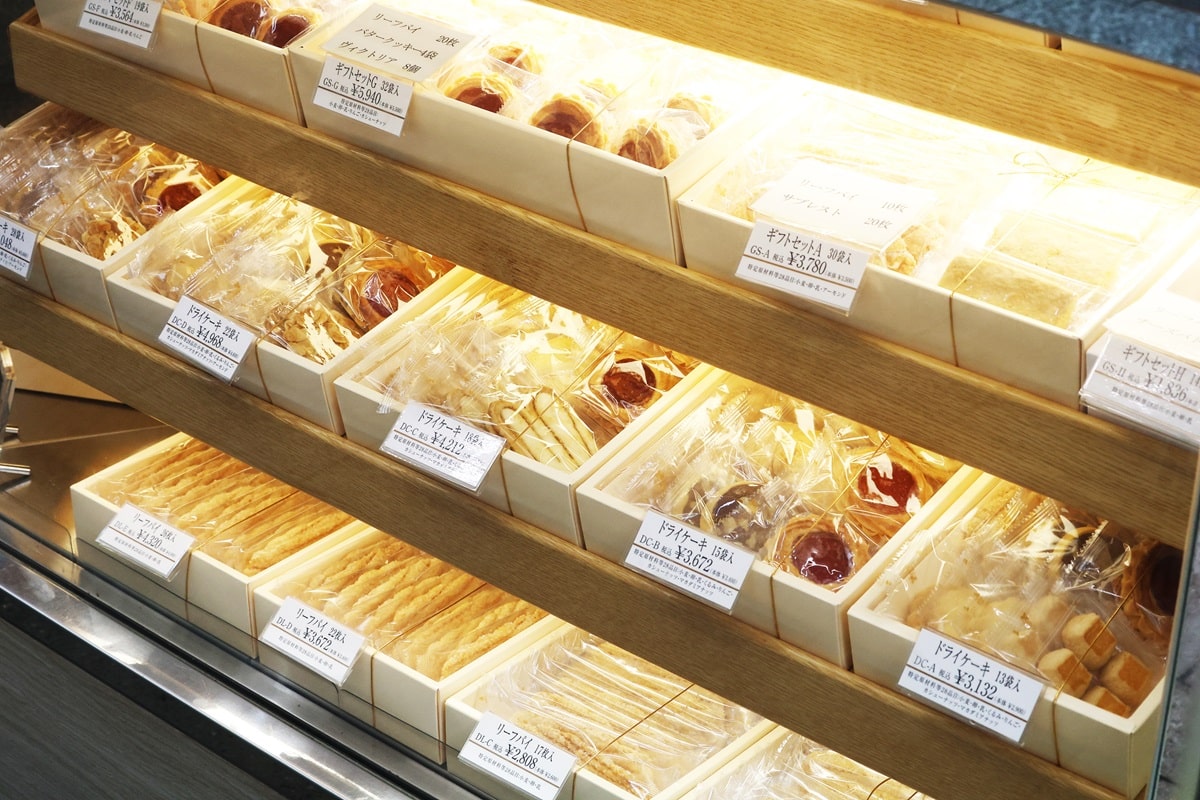 売店にはドライケーキやリーフパイも並ぶ。手土産に利用する人も多い（撮影：今井康一）