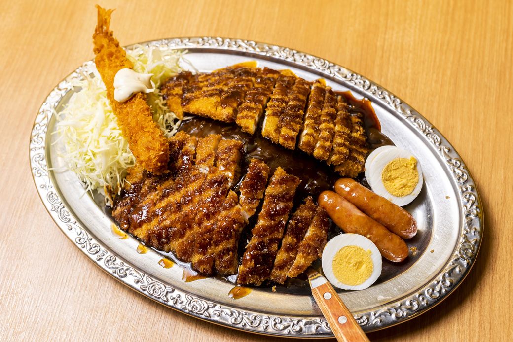 ロースカツ2枚、エビフライ、ソーセージ、ゆで卵と、たんぱく質満載のメジャーカレー。名称は「メジャーリーグ」に由来する（撮影：今井康一）