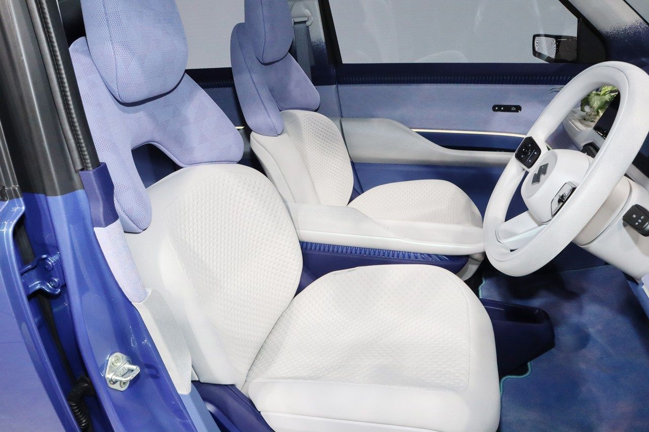 スズキ「ビジョンe-スカイ」（筆者撮影）