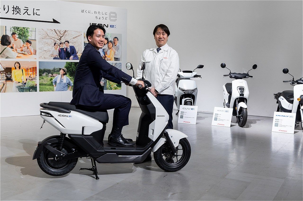 アイコンe:の開発責任者を務めた本田技研工業 三ツ川 誠さん（右）と、営業領域責任者のホンダモーターサイクルジャパン 鶴田 隆時さん（左）（写真：三木 宏章）