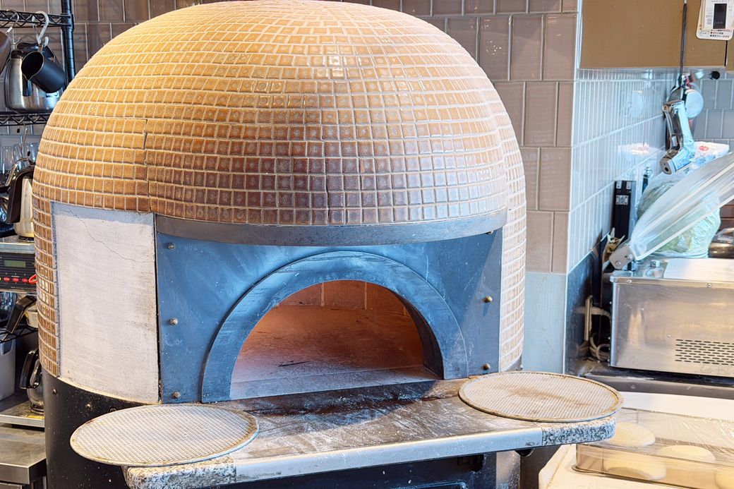 ピザ窯。本格的なドーム型の石窯で焼き上げる（写真：筆者撮影）