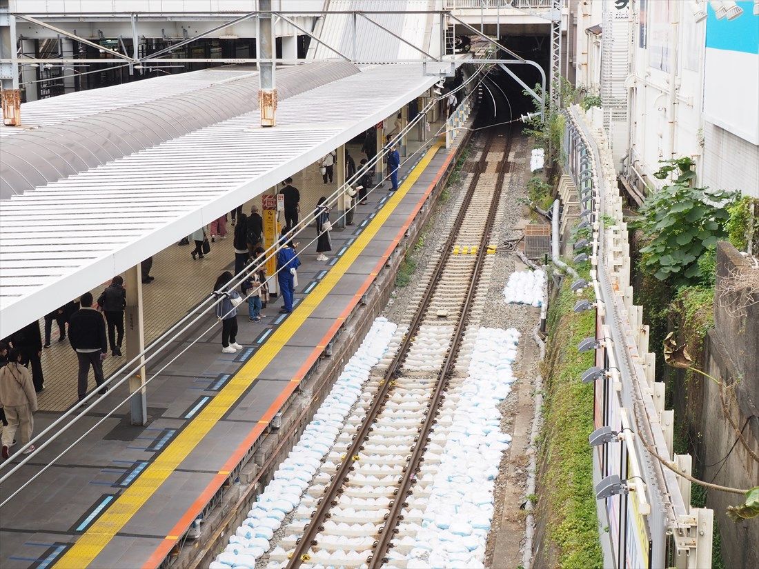 大宮方面行きホームの東京寄りを長さ50mにわたり最大で70cm広げる。ホームドアは先頭車両から3両分撤去している（記者撮影）