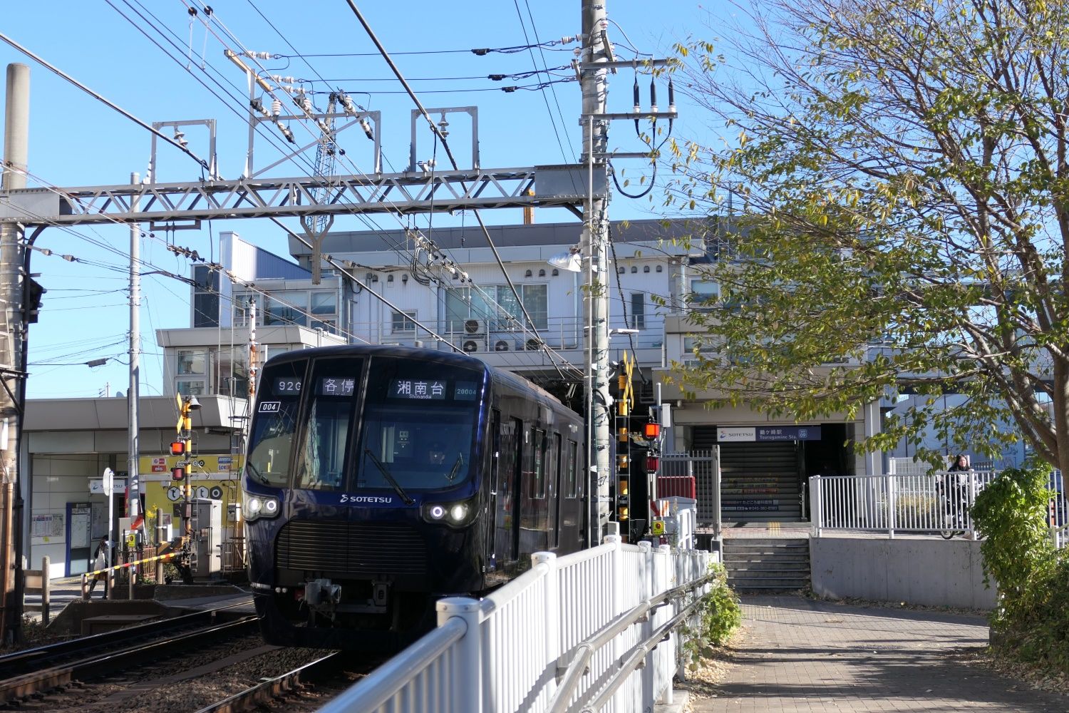 鶴ケ峰駅　各駅停車湘南台行き