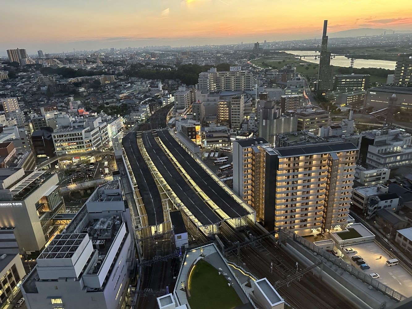 夕暮れ時の枚方市駅（写真：京阪電気鉄道）