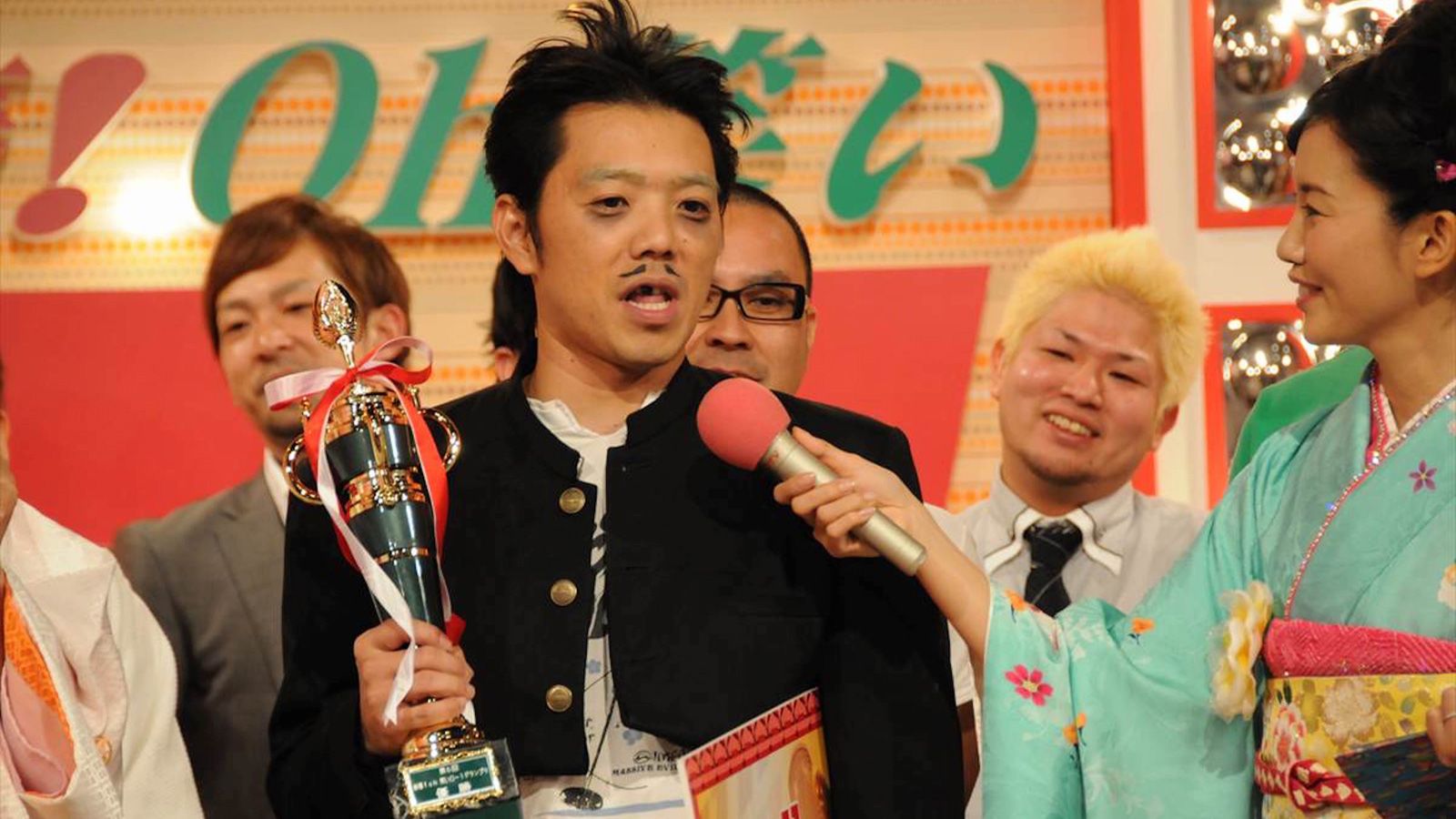 沖縄テレビ「O-1グランプリ2012」史上唯一のピン芸人として優勝(写真:沖縄テレビ提供)