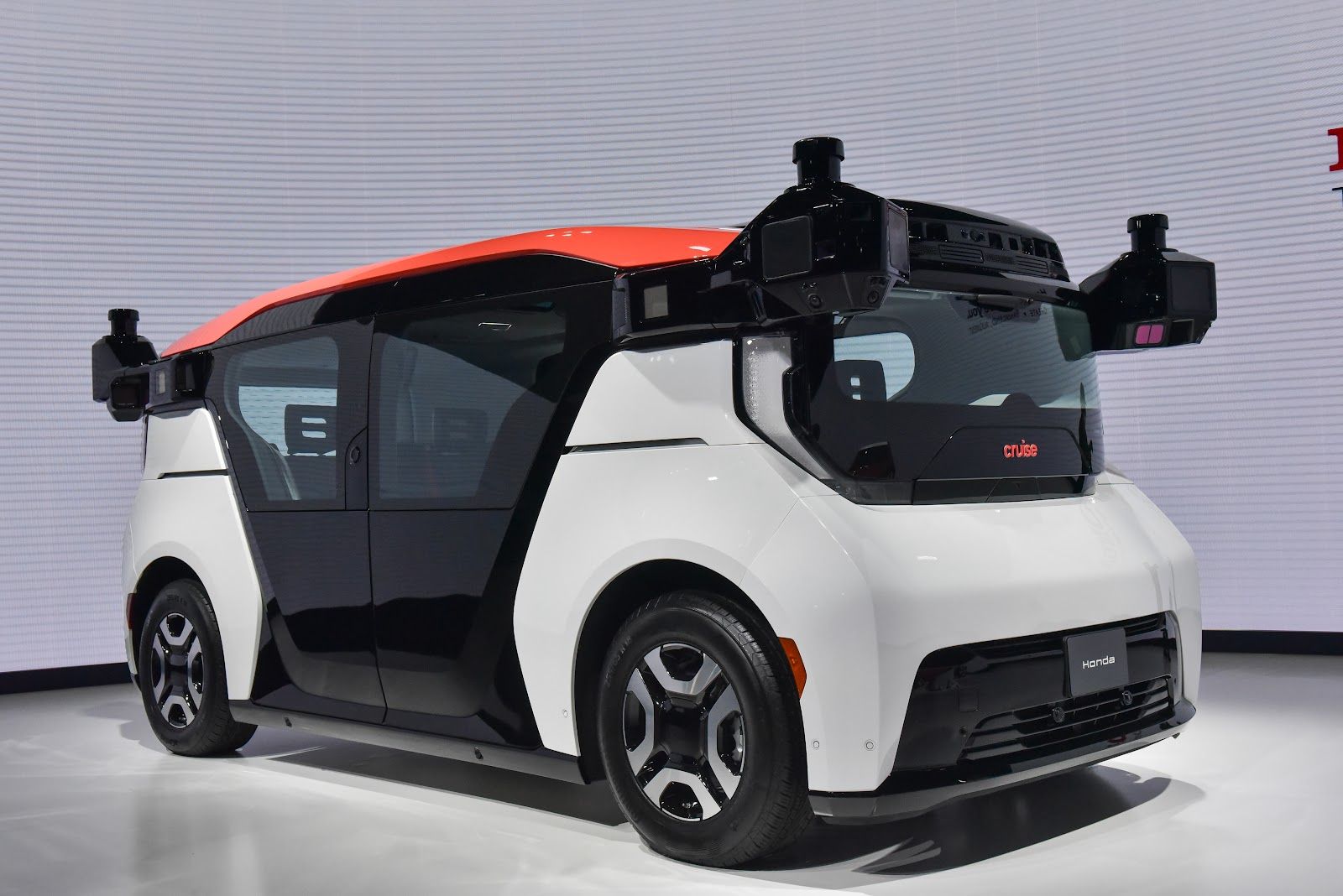 ホンダがGMと開発した自動運転車両「クルーズ・オリジン」。2026年に日本でも自動運転タクシーサービスを開始する予定（撮影：大澤誠）
