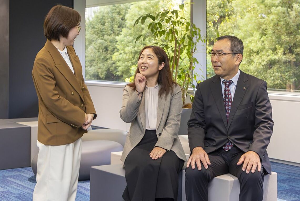 3名の談笑シーン