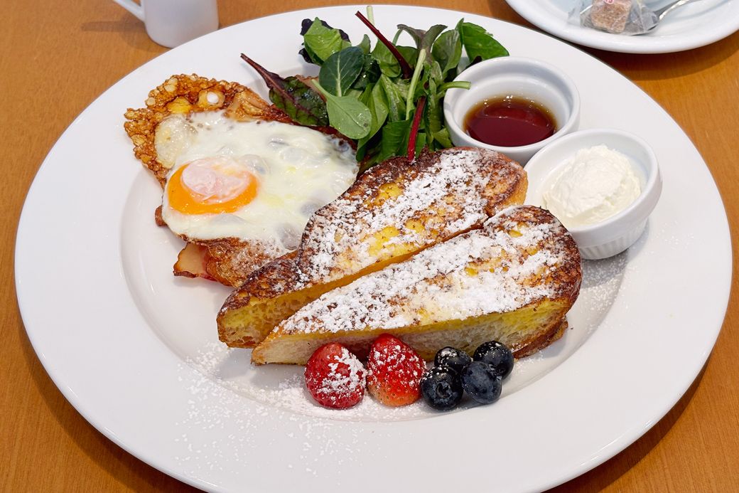 ARLY BIRD BREAKFAST SPECIALSフレンチトーストは、フレンチトースト2切と、ストロベリー、ブルーベリー、フライドエッグ、ベーコン、サラダとドリンクがセットになっています（筆者撮影）