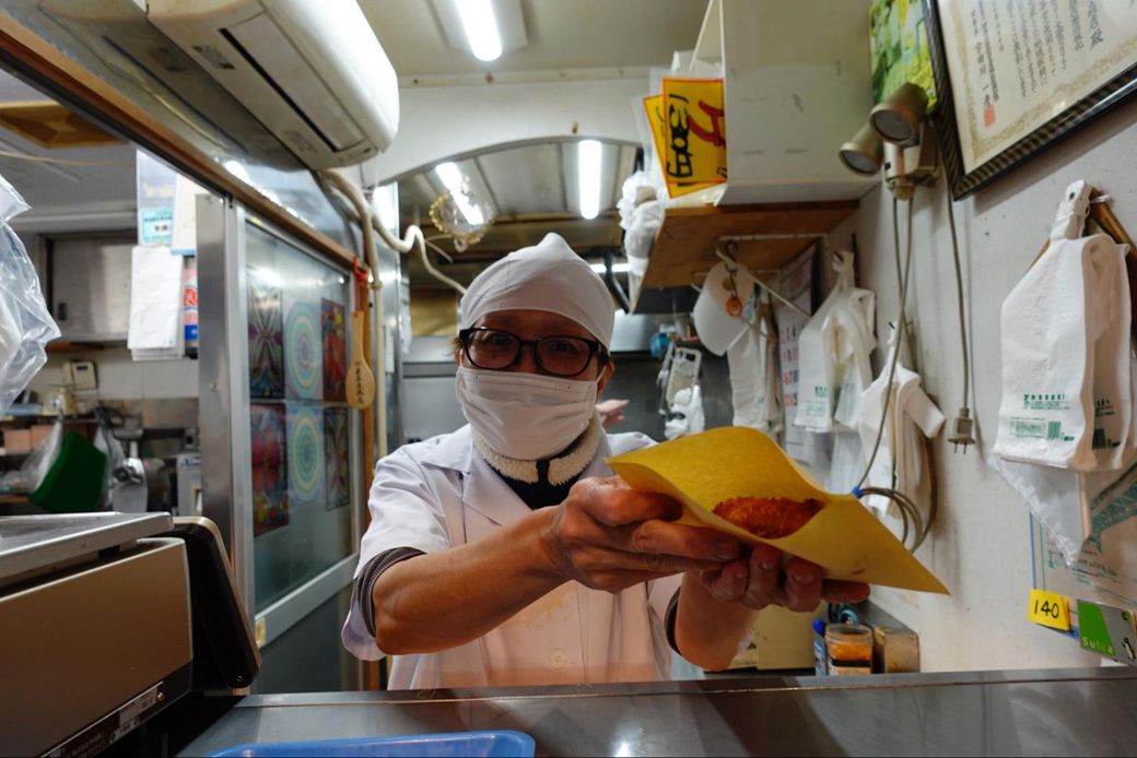 浜マーケット人気商品。カネヒラの「三角コロッケ（130円税込）」（筆者撮影）