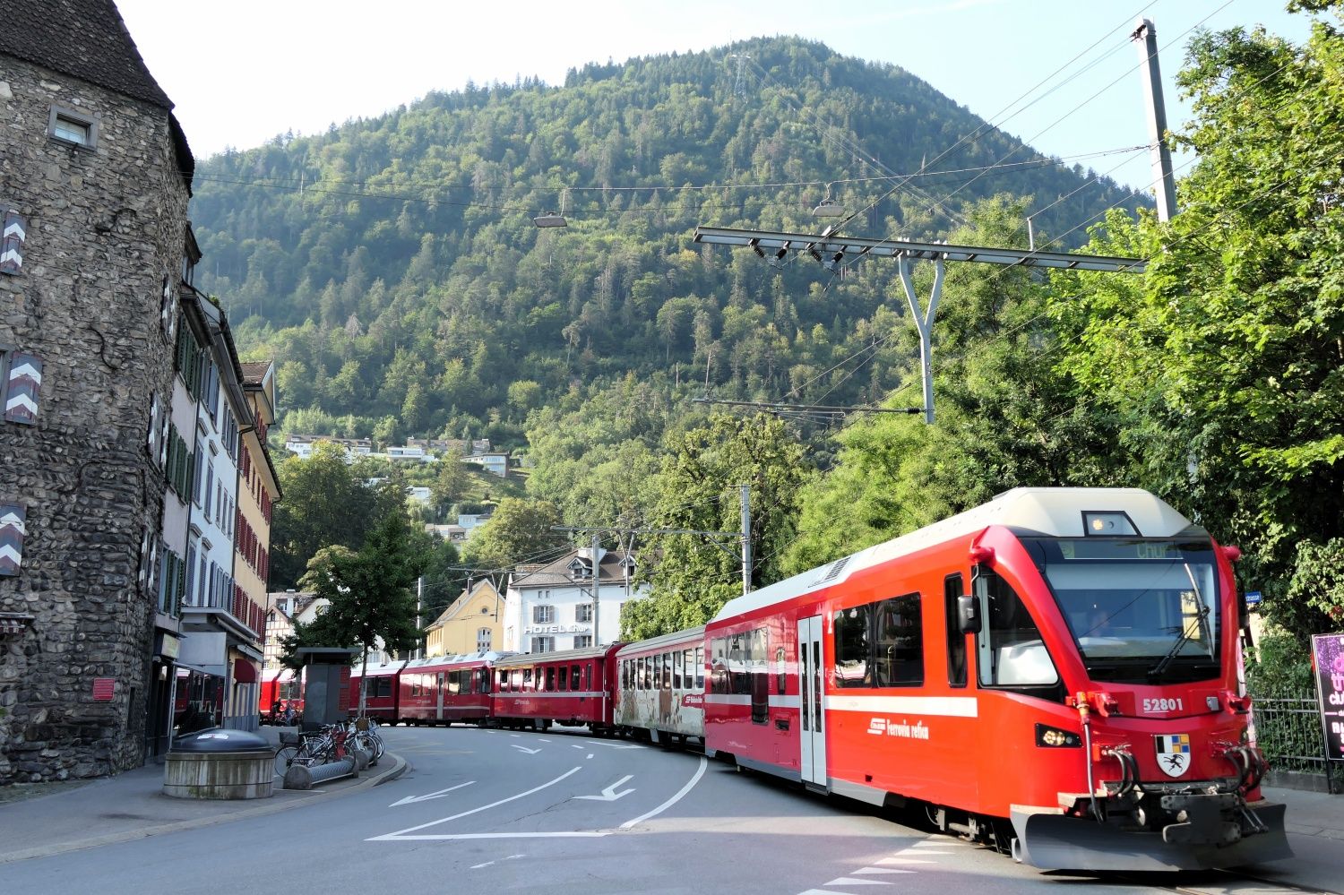 レーティッシュ鉄道にはクールの街の道路上を行く区間も（筆者撮影）