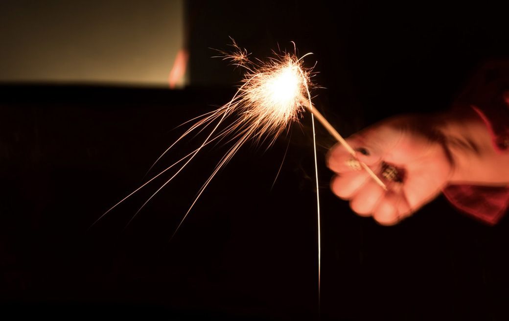 西の線香花火。穂先を上にして息を吹くと美しい火花が咲く（写真：筆者撮影）