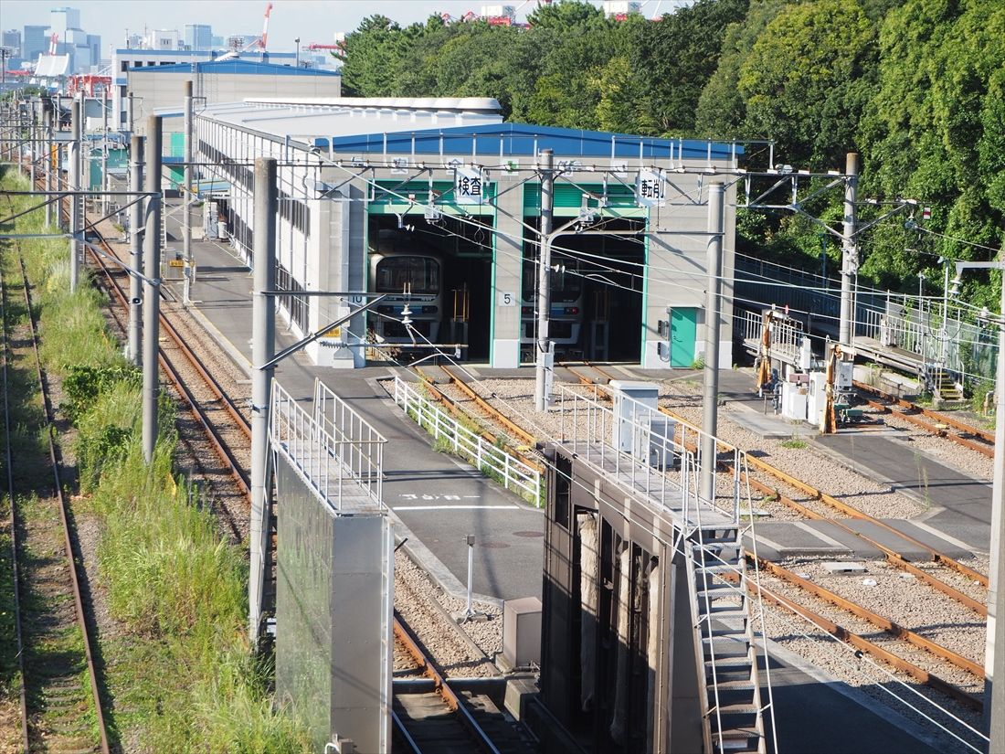 建屋の中にりんかい線の電車が停まっているのが見える（記者撮影）