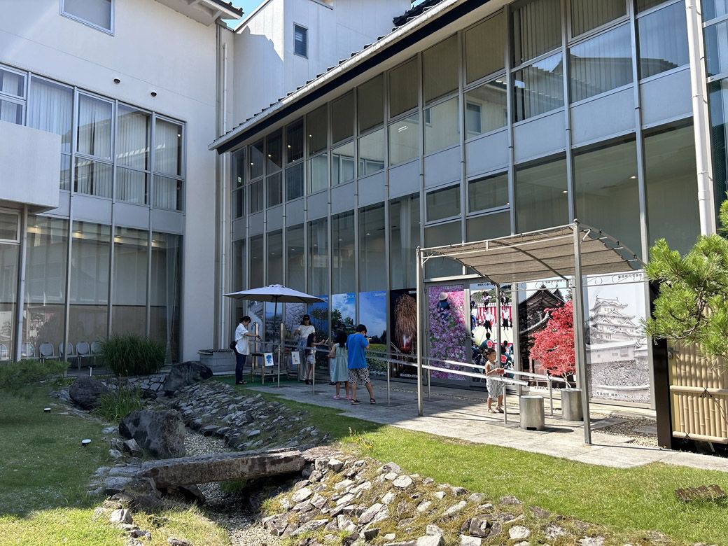 スライダー流しそうめんは流しそうめん注文客の特典で、そうめんの里中庭で楽しめ、レストランスタッフが毎日設置している（筆者撮影）