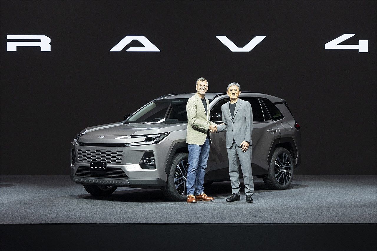 新型RAV4ワールドプレミアの様子（写真：トヨタ自動車）