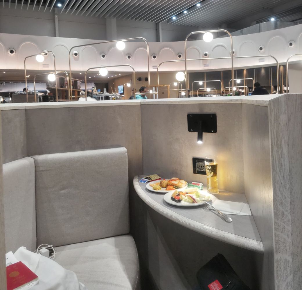 半個室の座席。人目を気にせず食事できた（筆者撮影）