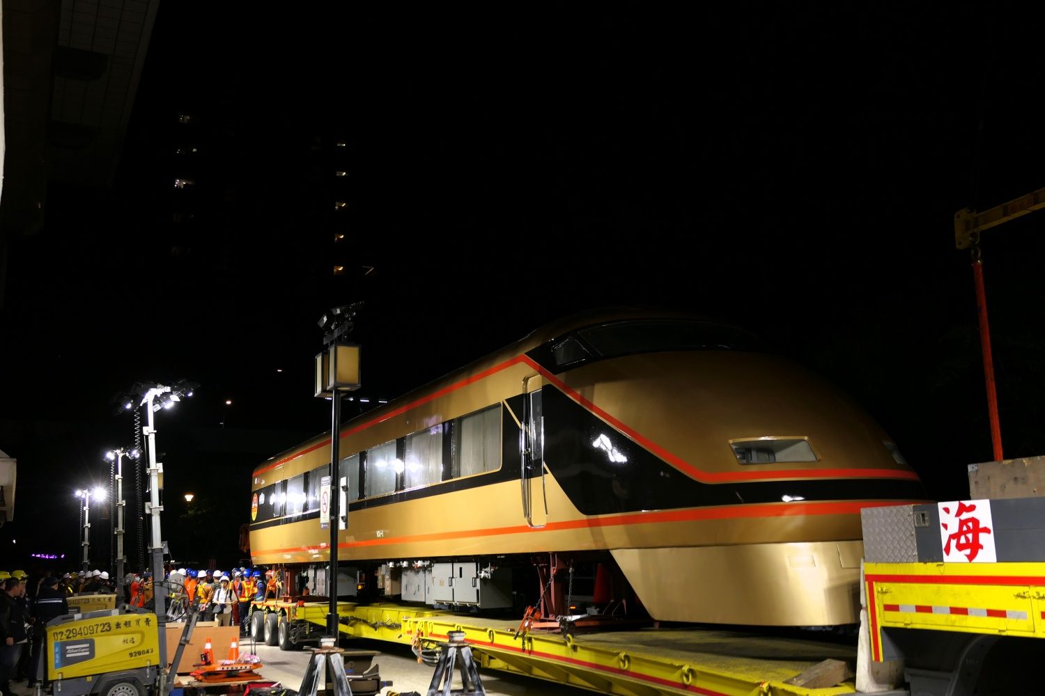 作業用のライトに照らされたスペーシアの先頭車両（記者撮影）