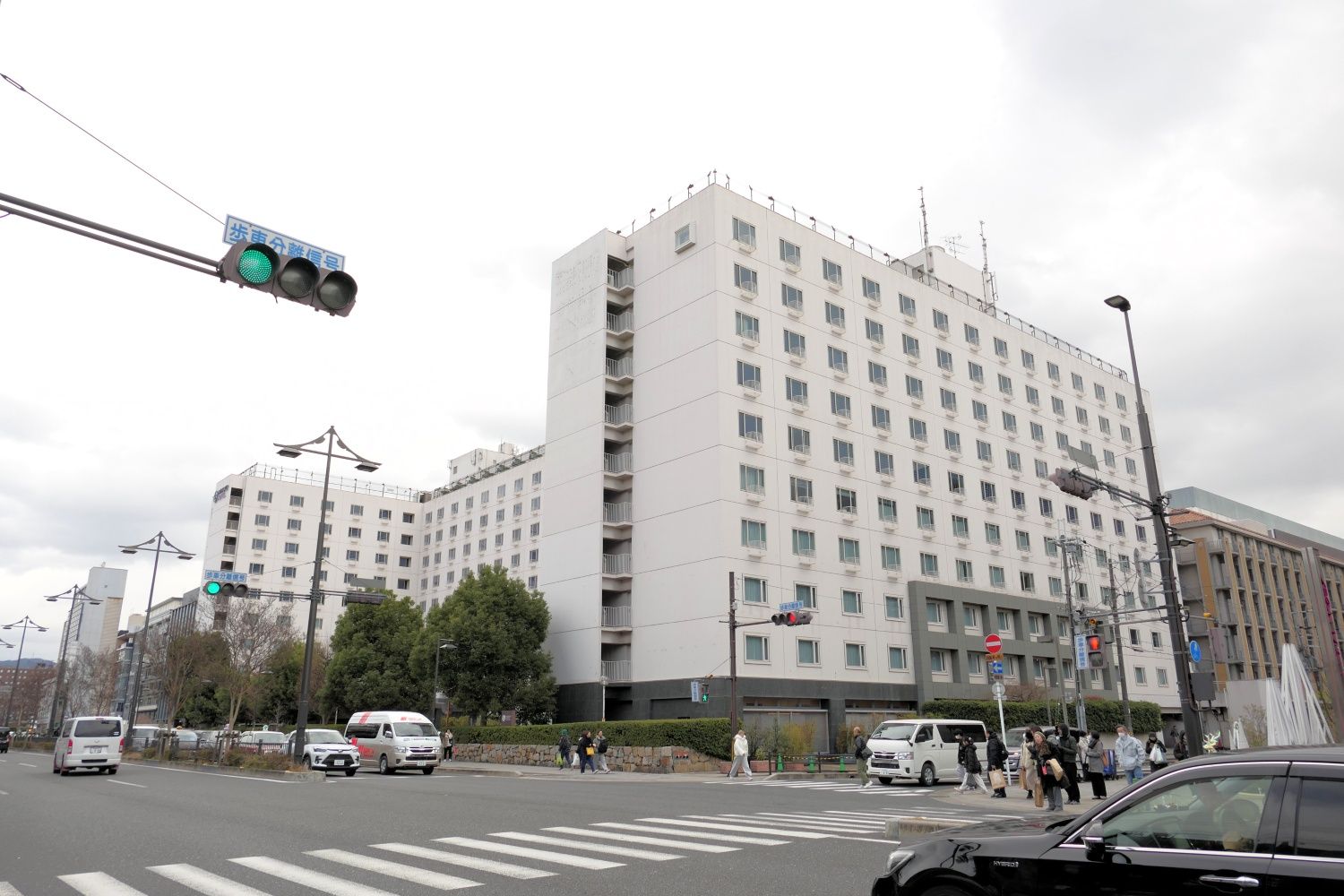 駅の南に建つ「都ホテル 京都八条」（記者撮影）