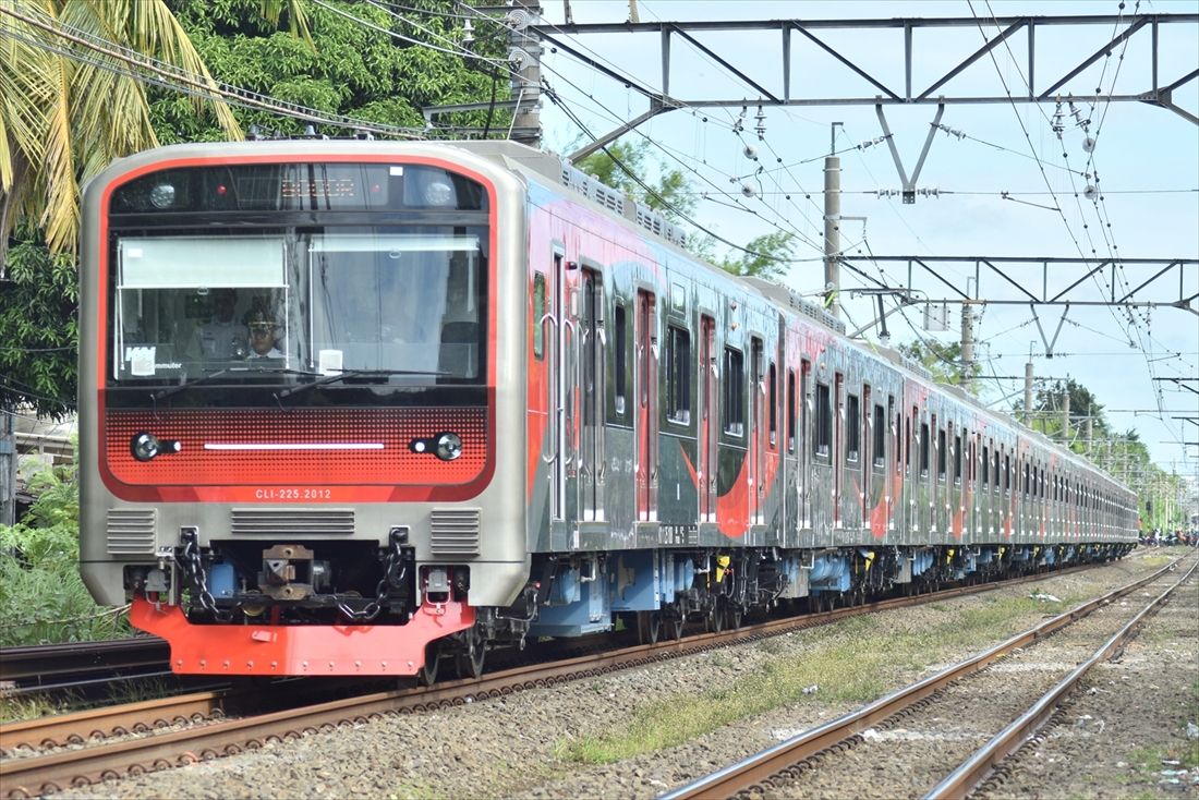 インドネシア国産の通勤電車「CLI-225型」は12月16日に2本が同時にデビューした。写真は第2編成（筆者撮影）