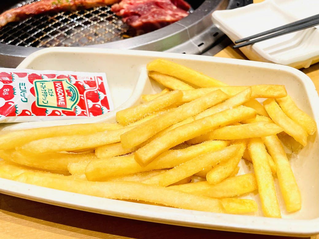 まずは空腹の子どもにポテトを。個人的にはかなり塩気を強く感じた（写真：筆者撮影）