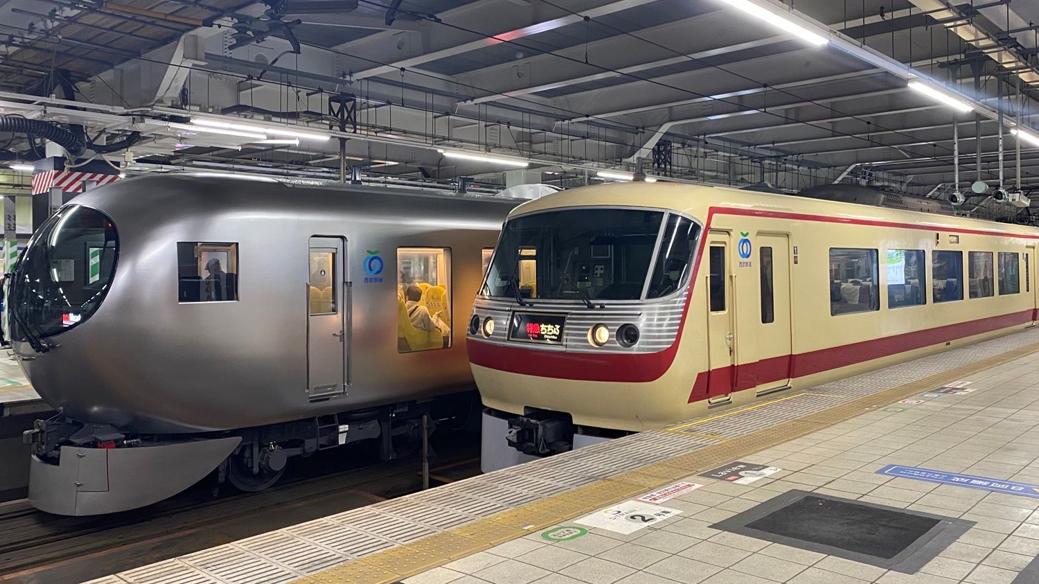 西武鉄道 001系ラビュー 10000系レッドアロークラシック