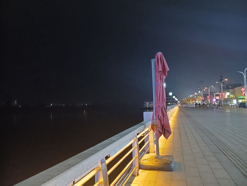 川を挟んで左手が北朝鮮。右手が中国（筆者撮影）