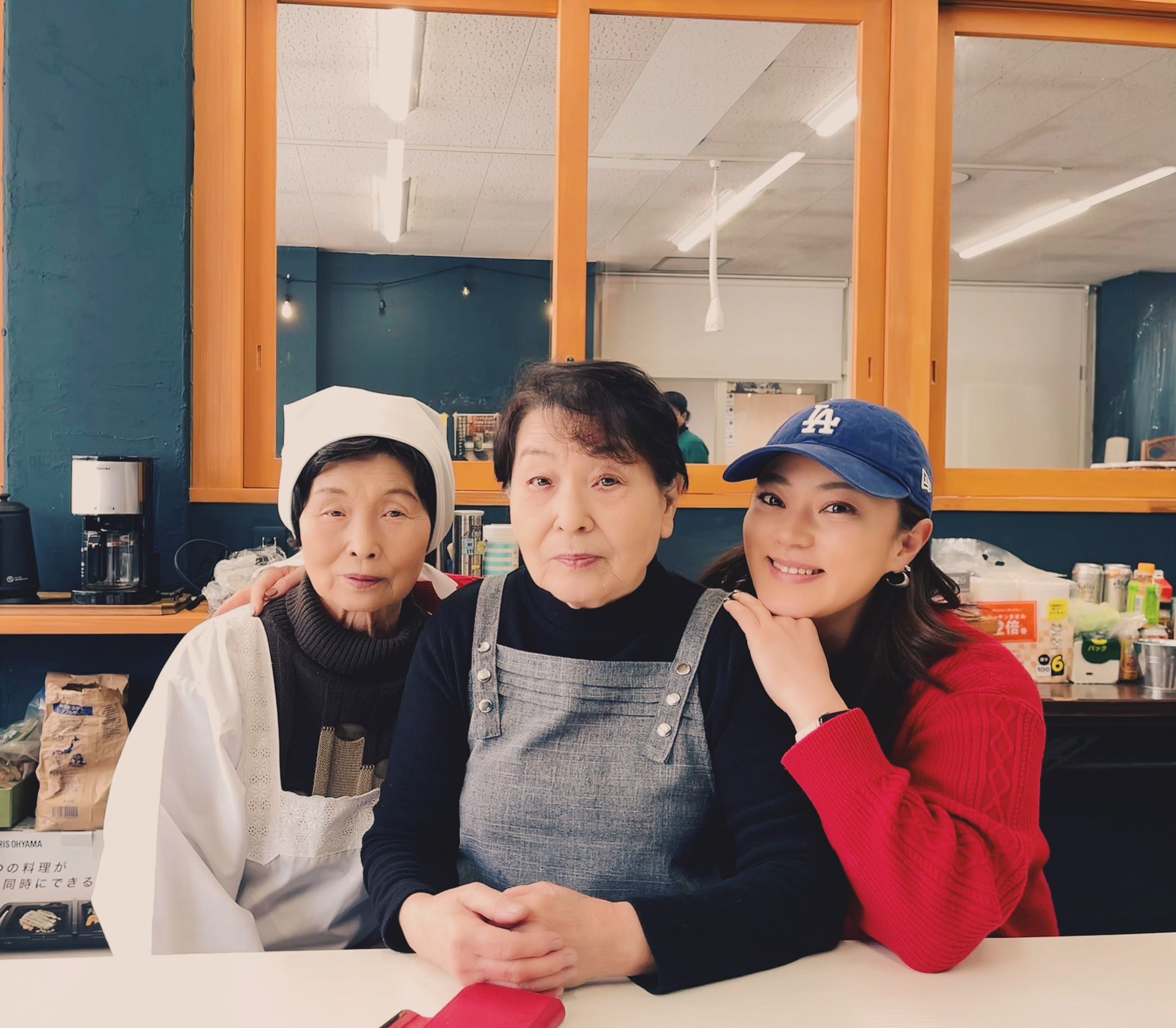 斎藤美奈子さん（写真右）と“お母さん”たち。左から、がっこ作りの名人・松橋コト子さんと松橋幾子さん（写真：Anique）
