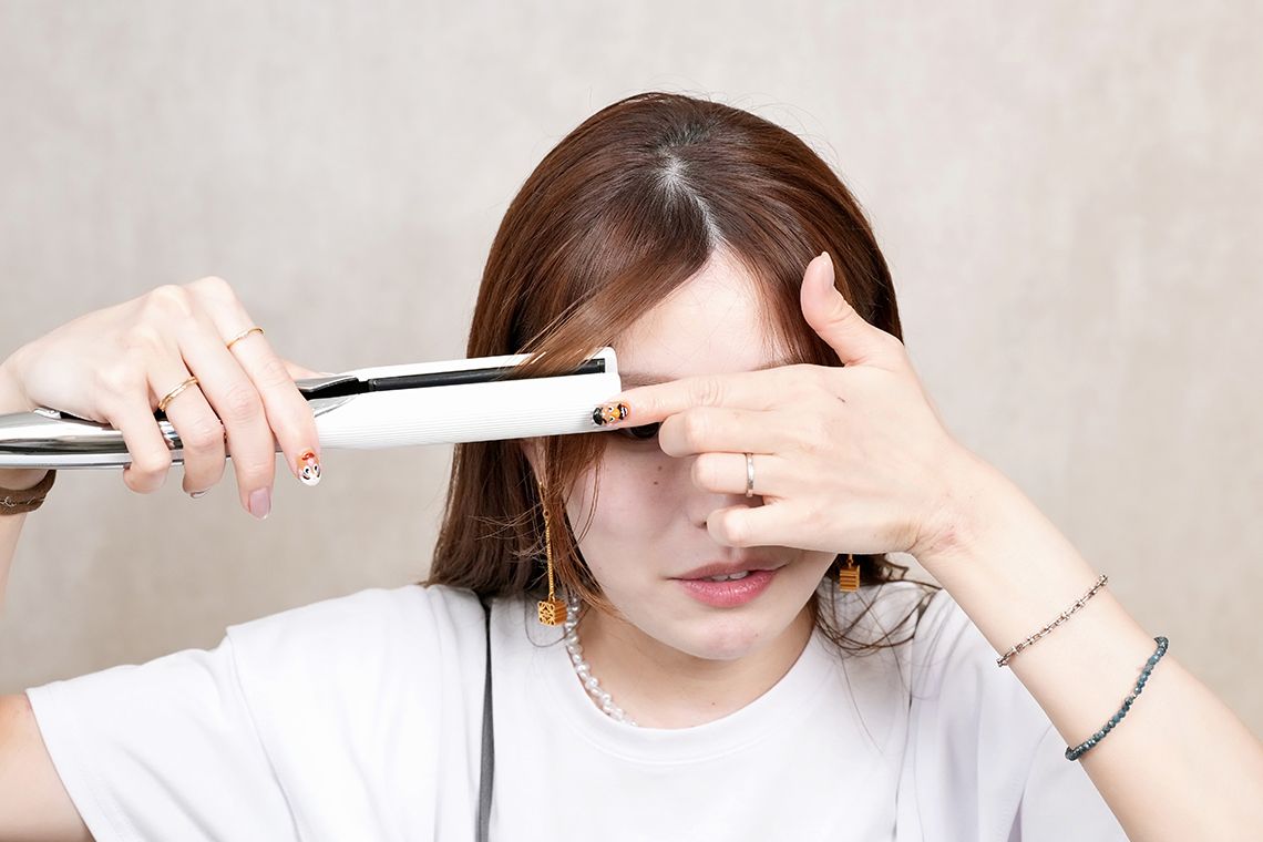前髪のセットの仕方を解説するAYAMARさん
