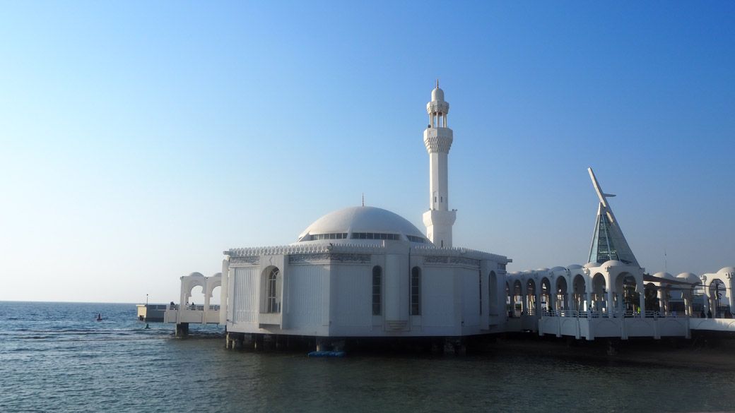 紅海に浮かぶジェッダの「アル・ラフマ・モスク」。フローティング・モスクとも呼ばれる（筆者撮影）