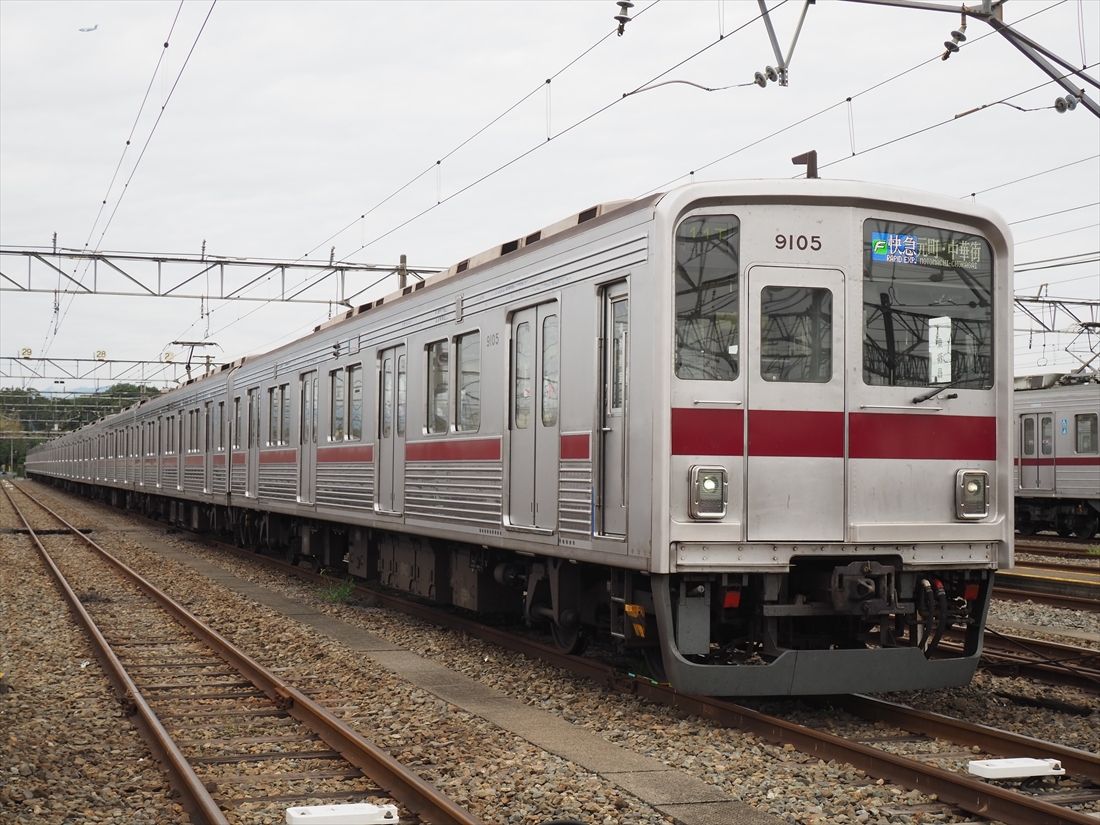 銀色の車体に「ロイヤルマルーン」の帯を入れたデザインは9000型から始まった（記者撮影）