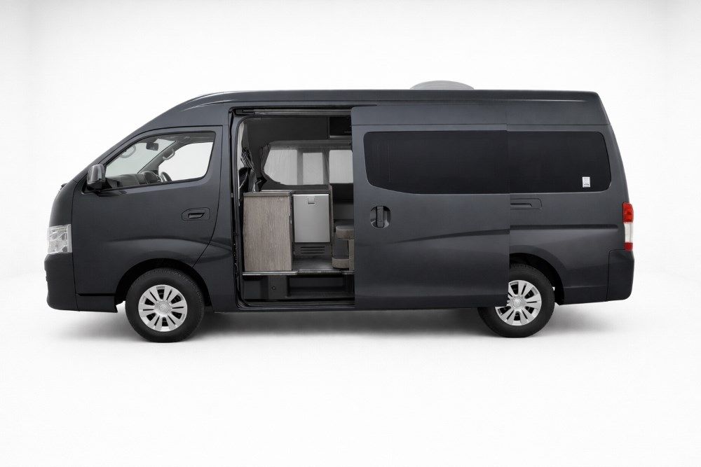 日産キャラバンをベースにしたレクビィの新型キャンピングカー「レクビィ プラスリビン」（写真：レクビィ）