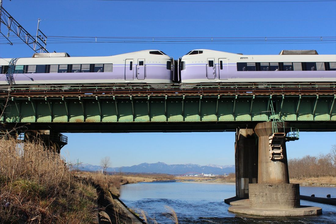 8両の基本編成と4両の付属編成を連結した「スーパーあずさ」（撮影：南正時）