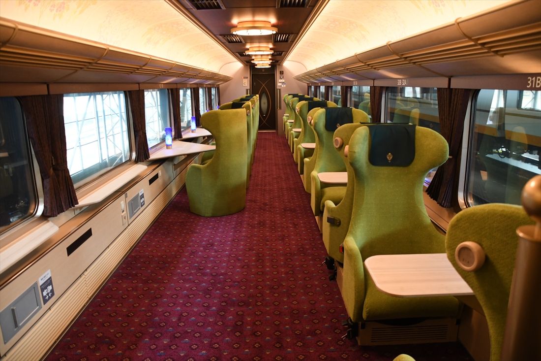 「あをによし」の車内。1列＋1列配置の「ツインシート」（記者撮影）