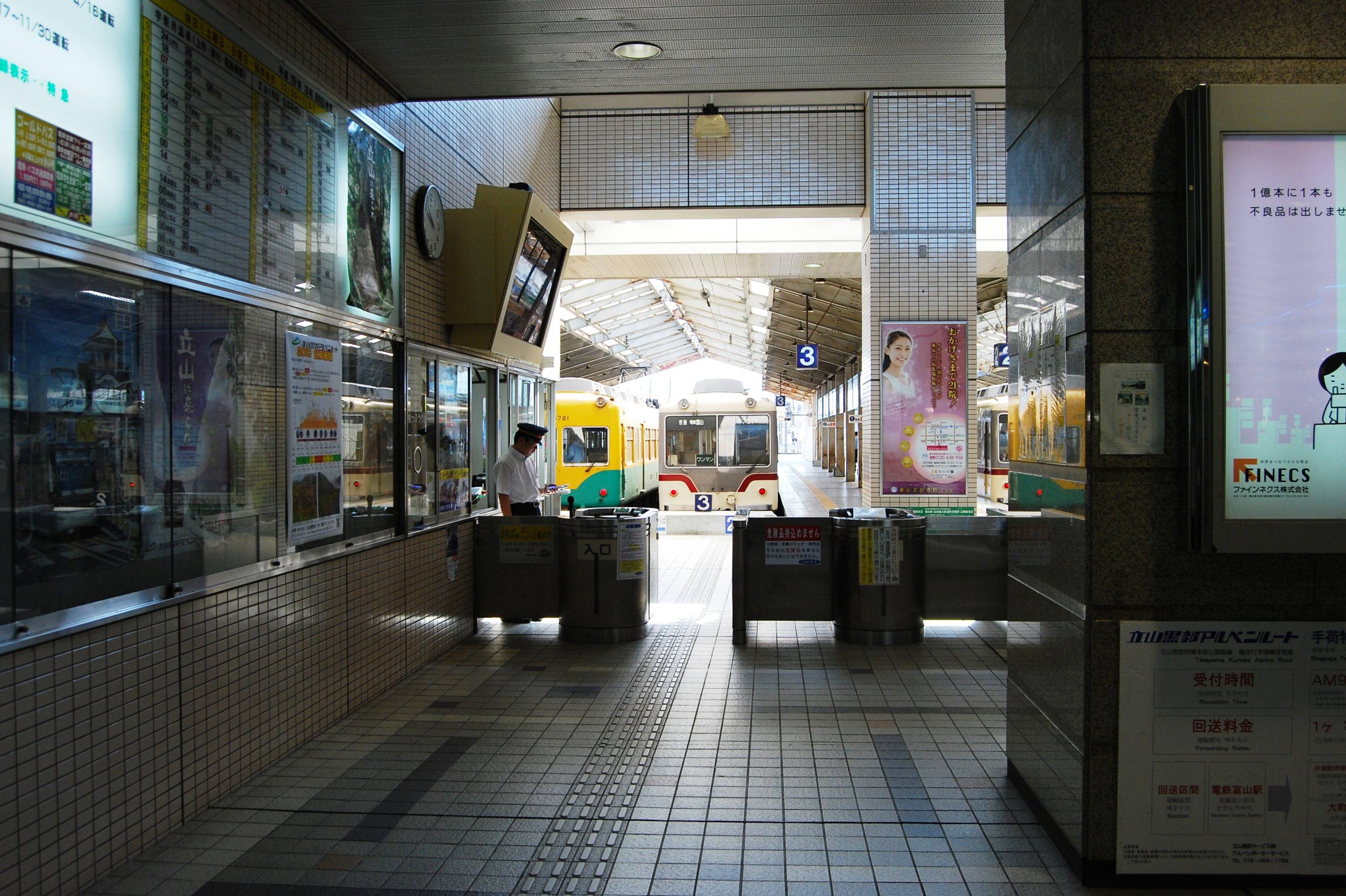 「電鉄富山駅」の改札を抜けると……（写真提供：富山県ロケーションオフィス）