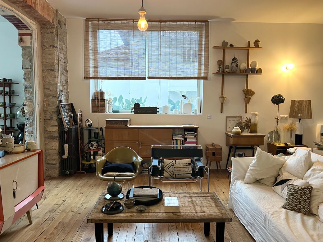 古いものとモダンなものが絶妙にミックスされているリビング（筆者撮影）