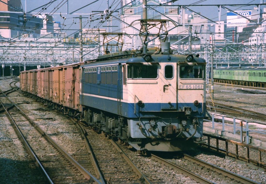 代々木付近を走るEF65形1000番台（PF形）牽引の貨物列車。PF形は貨物・旅客列車双方を牽引できる機関車だ（撮影：南正時）