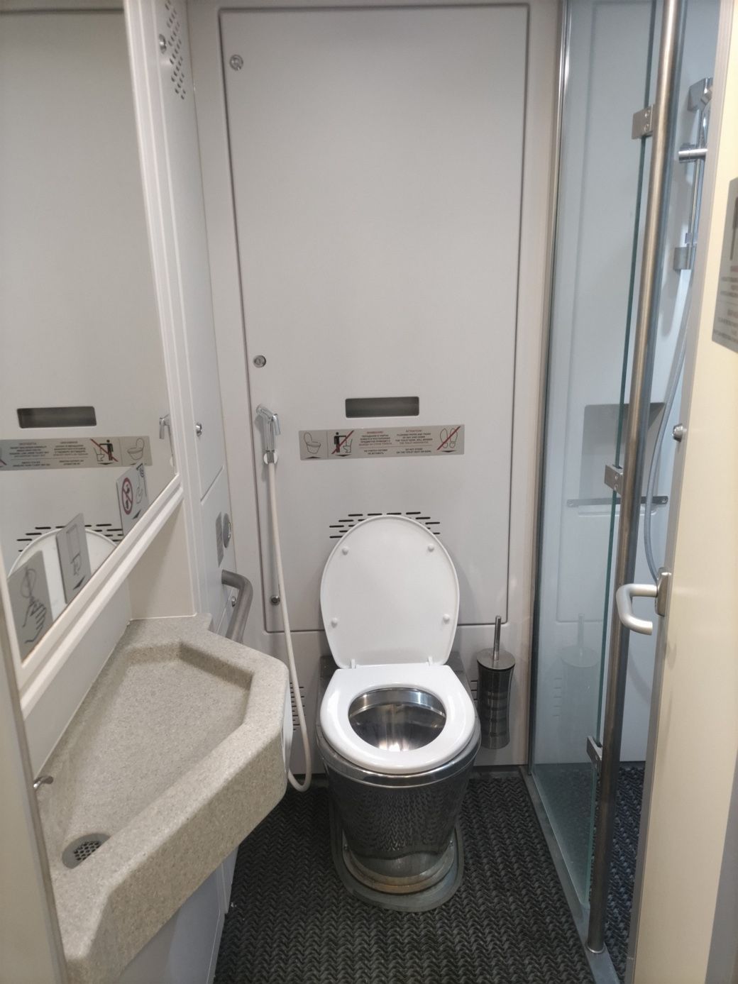 共用のトイレとシャワー。清潔感があった（筆者撮影）