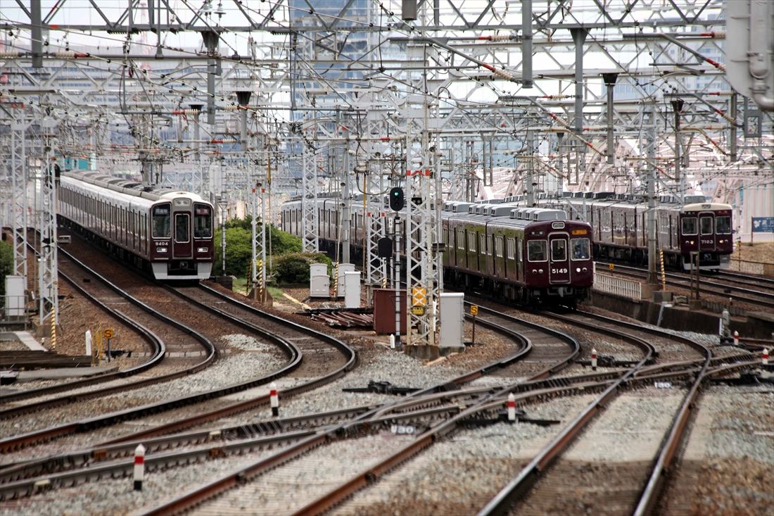 京都線・宝塚線・神戸線の3線同時発車（撮影：南正時）