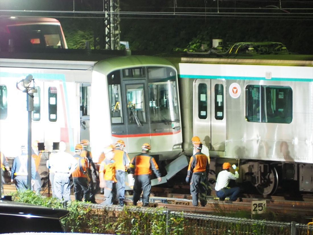 夜間も現場調査と復旧作業は続き、10月6日の深夜に運転を再開した＝2025年10月6日（記者撮影）