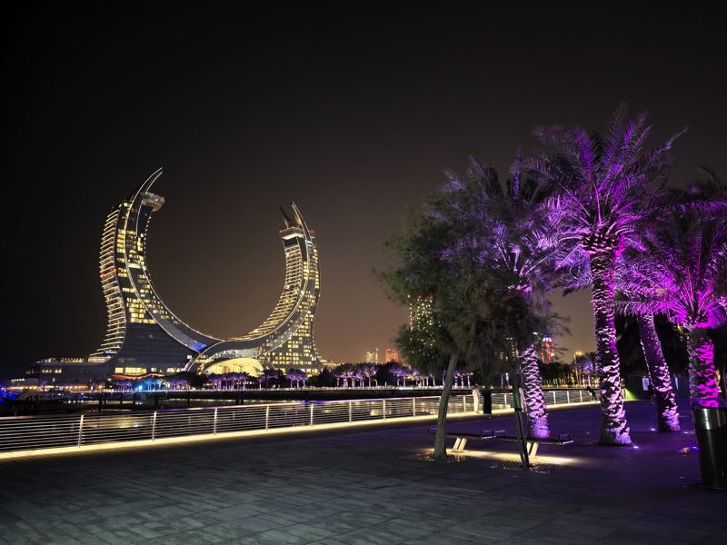 奇抜な建築物が多く、この建物はホテル（筆者撮影）