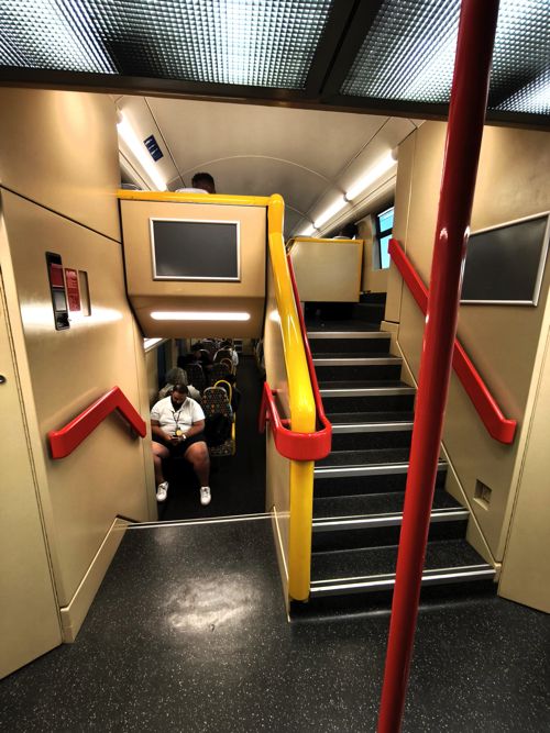 2階建て近郊電車車内（筆者撮影）