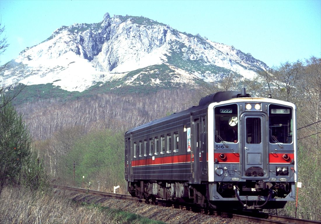 釧網本線の川湯温泉付近を走るキハ54形（撮影：南正時）