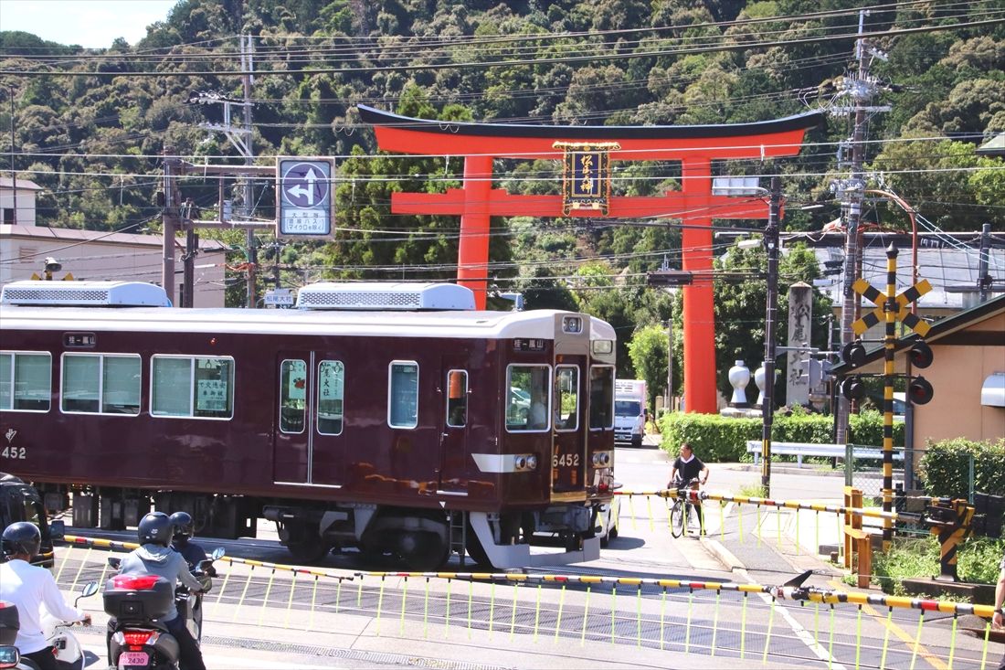 嵐山線に転用された6300系。松尾大社の鳥居の前を通過する（撮影：南正時）