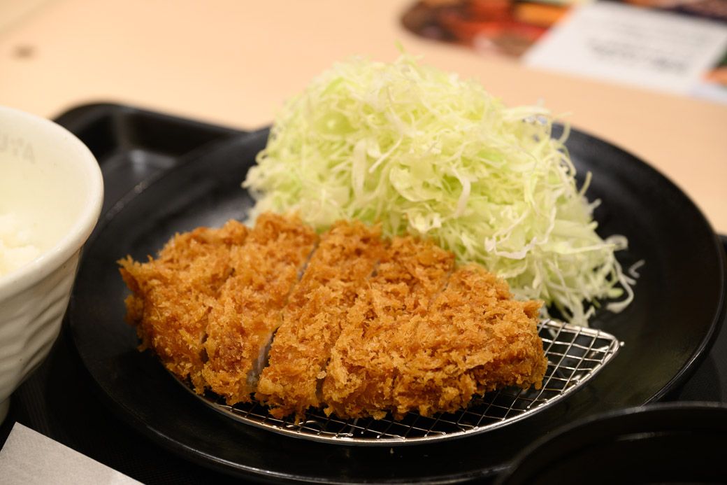 厚切りで、衣がサクサク、肉がジューシーなのが特徴（撮影：今祥雄）