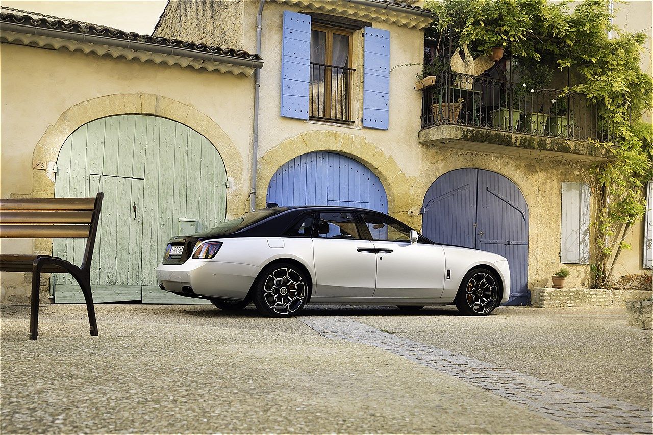 ロールス・ロイス「ブラックバッジ・ゴースト・シリーズⅡ」のAESTHETE - Jubilee Silver & Black（写真：Rolls-Royce Motor Cars）