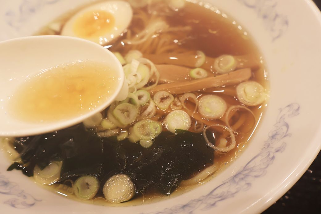 醤油ベースのあっさりスープに、もっちりとした麺（筆者撮影）