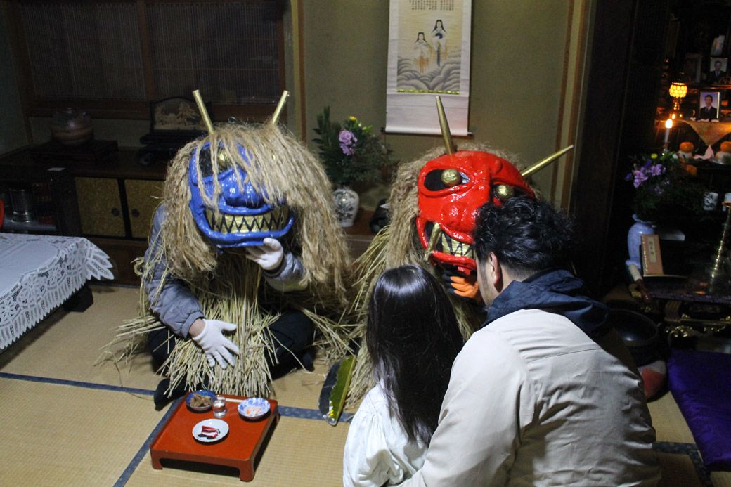 脇本大倉地区お膳でもてなされるナマハゲ（写真：男鹿市）