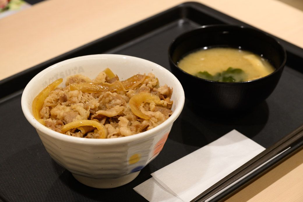 安心感のある味わいの牛めし（460円）。フレンチドレッシングをかける食べ方が話題になっているとのことで試したところ、酸味で爽やかさが加わり筆者はありだと感じた（撮影：今祥雄）