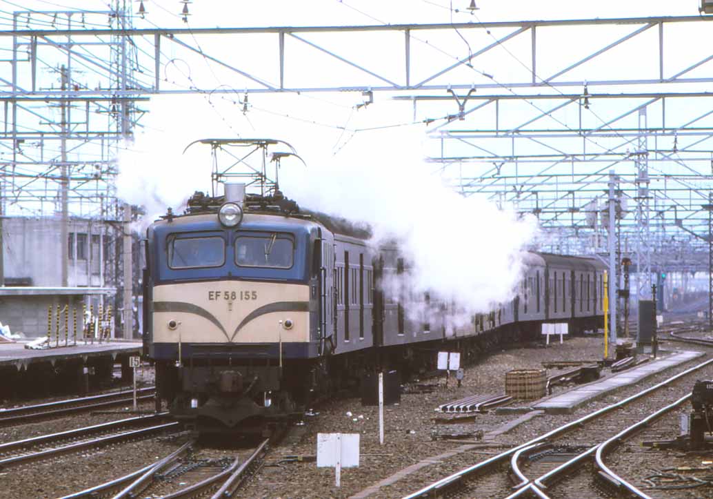蒸気暖房のスチームを吹き上げながら京都駅に進入するEF58形牽引の荷物列車（撮影：南正時）