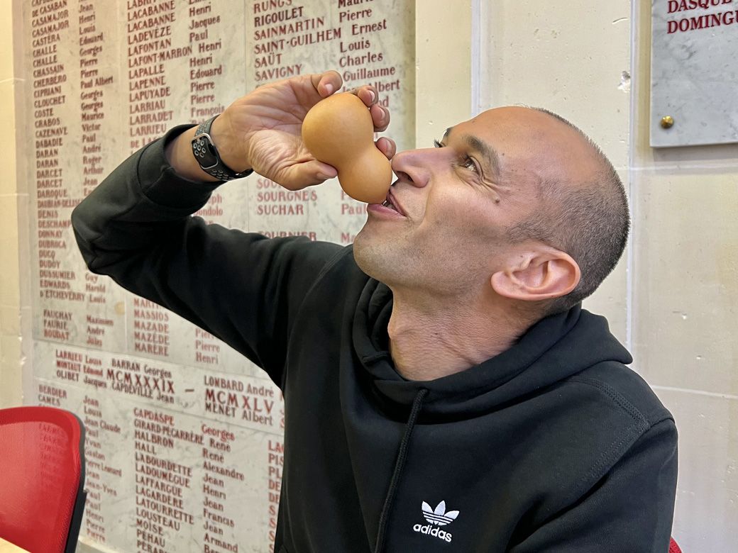 「日本人はひょうたんにお酒を入れて、こうやって飲むんですよね？」とカリムさん（筆者撮影）