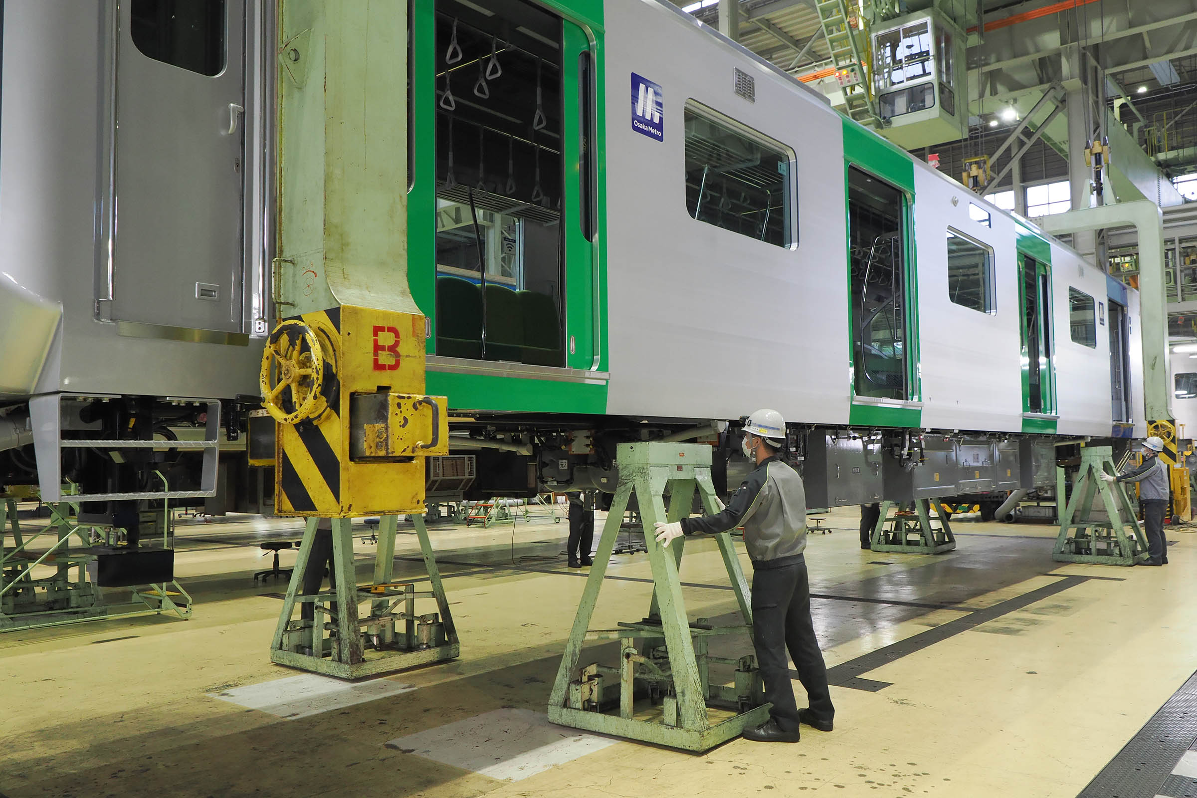 大阪メトロ400系の吊り上げ作業